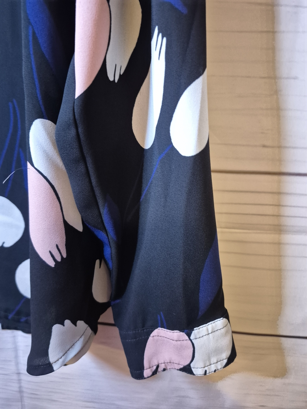 LOFT Navy Button-Front Shirt with Pink & Cream Floral Print Large - Picture 7 of 9